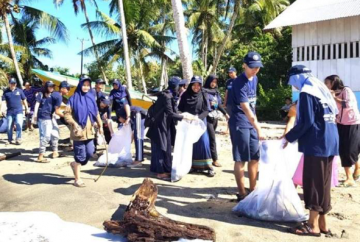 beach cleanning  activity that carried out together with the Bacan local people is one of the KKN-PPM  programs as an awareness form to build harmony with nature, especially the coast and sea