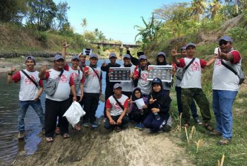 Participants in the flow of the Winongo river in Bantul during the 2018 National River Day celebration. Photo: Donotirto UGM Community Service Team